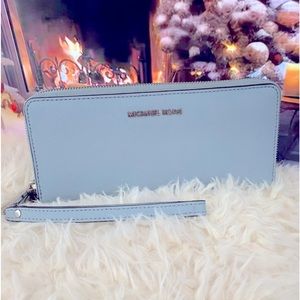 ✨EUC Michael Kors Large Zip Around Leather Continental Wristlet/Clutch✨